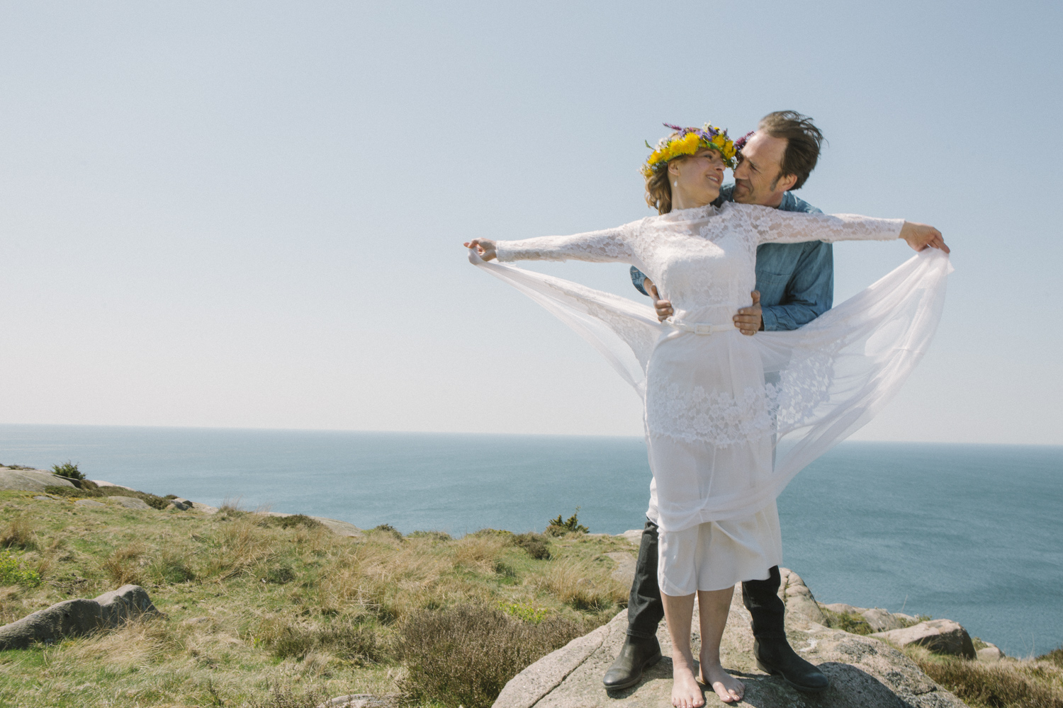Glückliches Hochzeitspaar in der Natur auf Bornholm