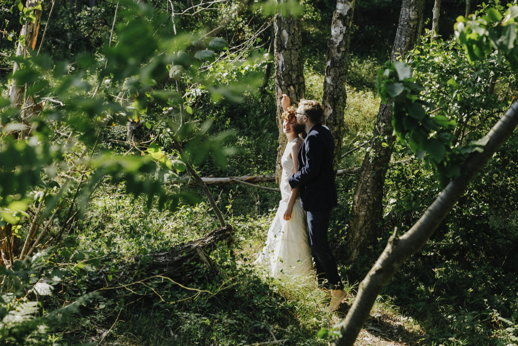 Hochzeitspaar im Wald in der Natur auf Bornholm