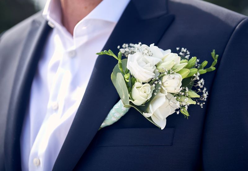 Lapel pins or boutonnieres for the groom and best man also come sustainable on the island of Bornholm in Denmark.