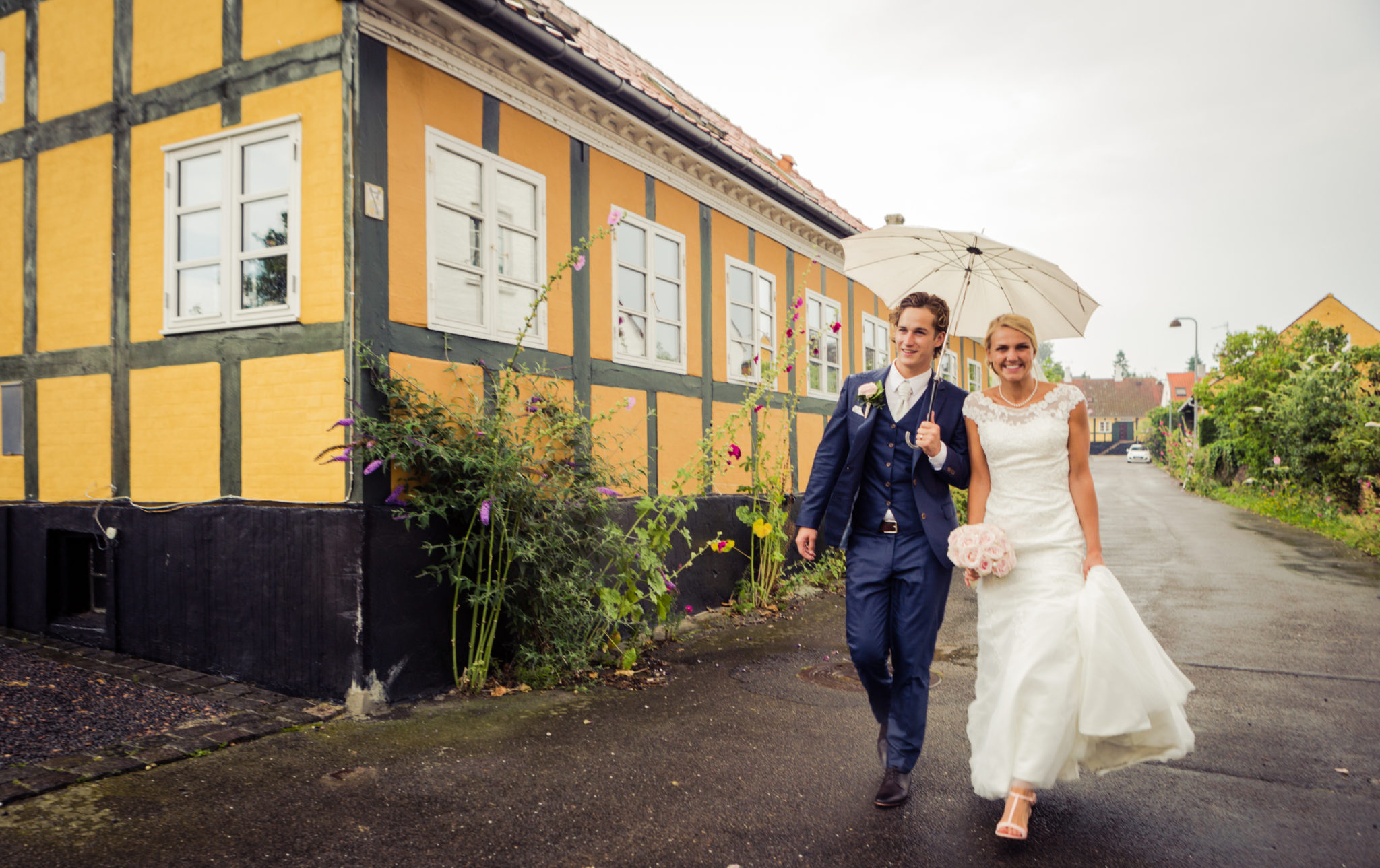 Braut und Bräutigam auf dem Weg zum Standesamt in der dänischen Stadt Rønne auf Bornholm