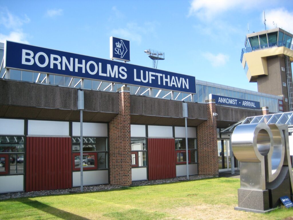 Roenne Flughafen auf Bornholm liegt zentral and kann Hochzeitspaare schnell von anderen Flughäfen in Dänemark und Deutschland