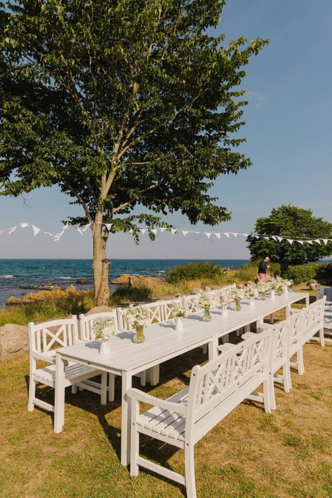 Dekoration der Hochzeitsparty und des Tisches vor der Ankunft der Hochzeitsgäste auf Bornholm.