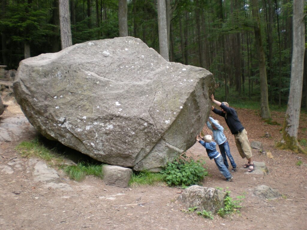 Die Wackelsteine (rockestene) auf dem Paradieshügel (Paradisbakkerne) auf der dänischen Insel Bornholm sind eine Besonderheit des Ortes.