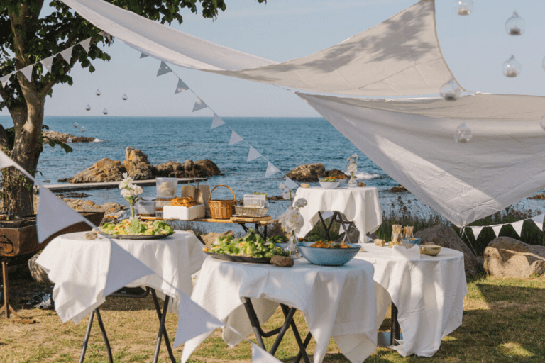 Ein Hochzeitsbankett kann auch bei einer Destination Wedding auf Bornholm in Dänemark angebracht sein.