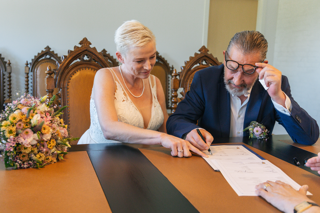 Some wedding documents from the registry office in Rønne on Bornhom must be authenticated by a notary.