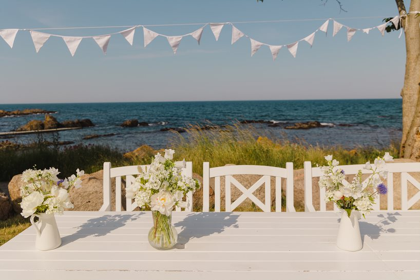 Aussicht von Allinge Badehotel auf das Meer bevor einer Hochzeit auf Bornholm.