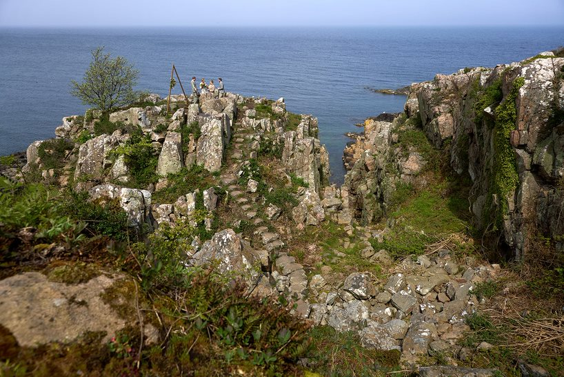 Die Räuberburg (Røverborgen) gibt eine wunderschöne Aussicht über die Ostsee während einer Hochzeit auf Bornholm.