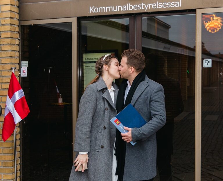 Ein frisch verheiratetes Paar vor dem Standesamt in Rønne auf Bornholm.