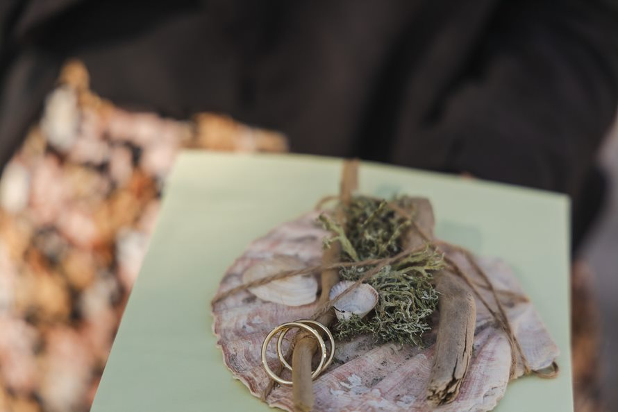 Wedding ring floral arrangement on a table on the beach in Bornholm.