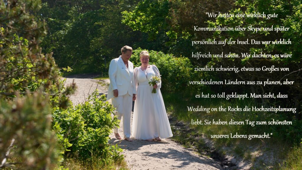 Ein lesbisches Paar, das heiraten will, schreitet in der dänischen Natur auf der Insel Bornholm zum Traualtar.