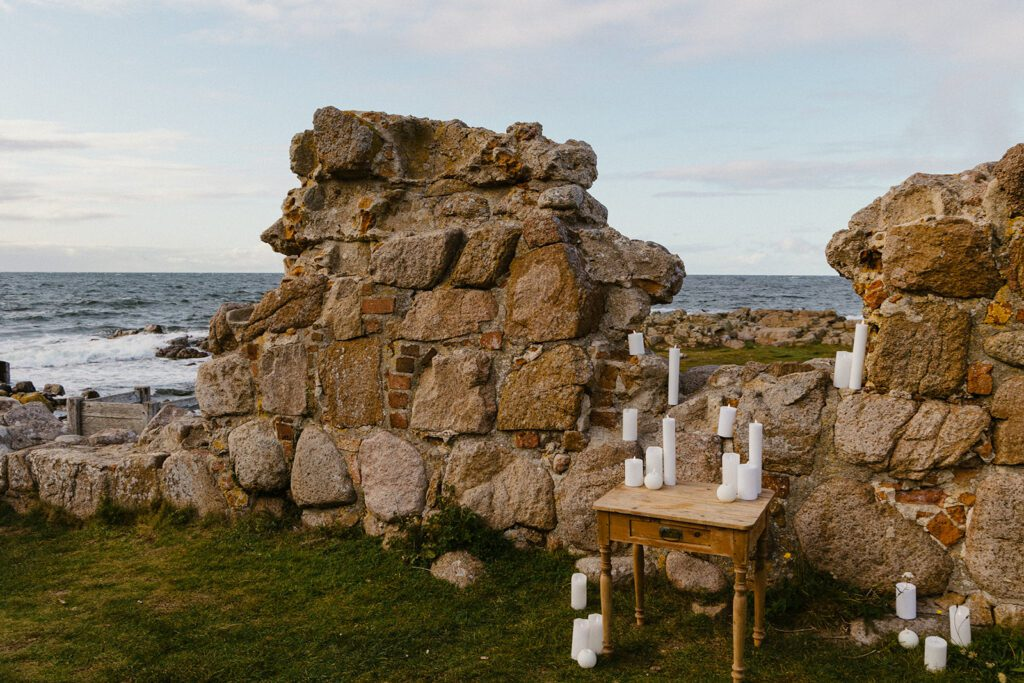 Hochzeitsdekoration an einem historischen Ort auf Bornholm in Dänemark.