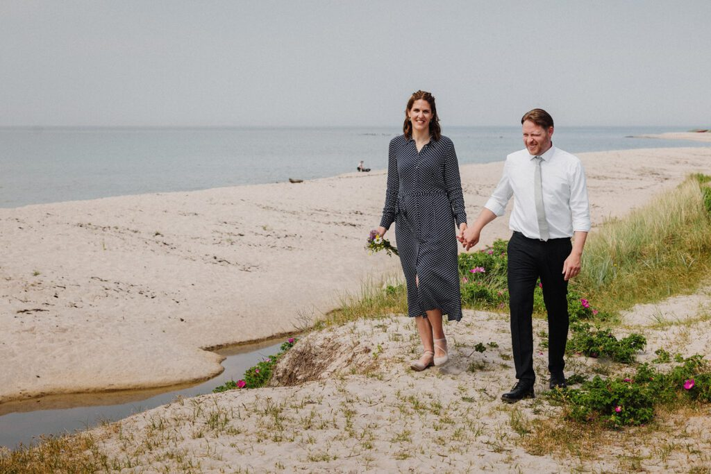 Ein frisch verheiratetes deutsches Paar am Strand von Bornholm.