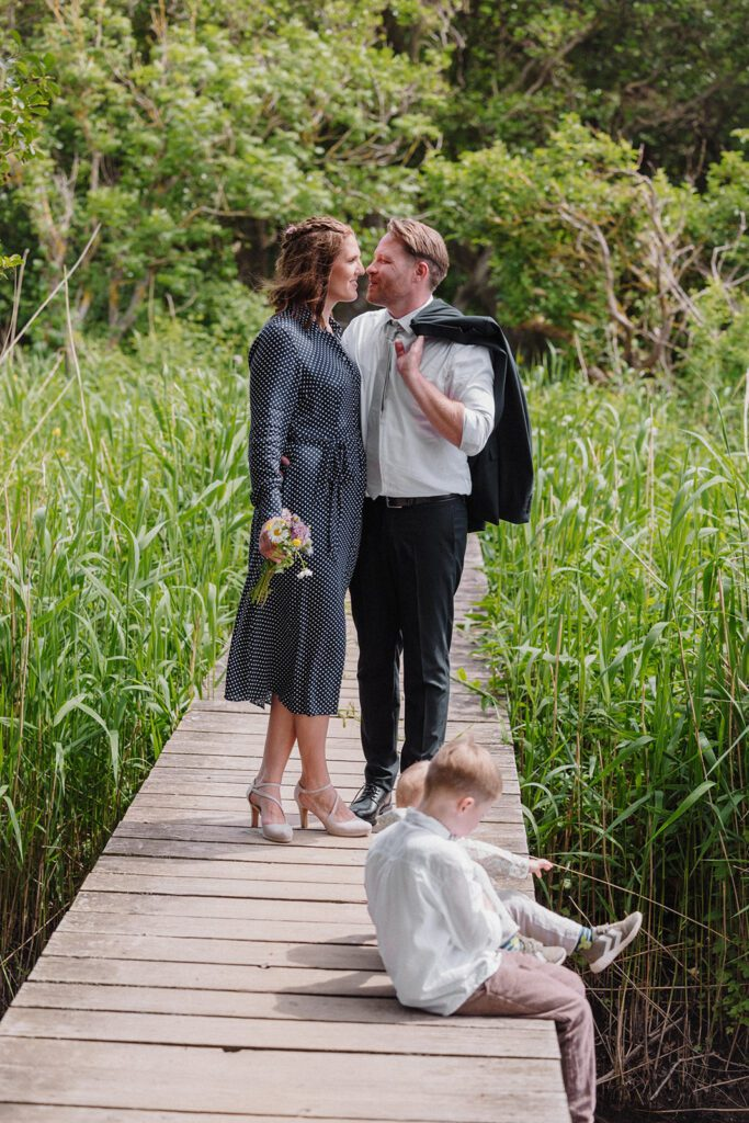 Braut und Bräutigam spazieren zusammen mit ihren Söhnen durch die schöne dänische Natur nach ihrer Blitzhochzeit auf Bornholm.