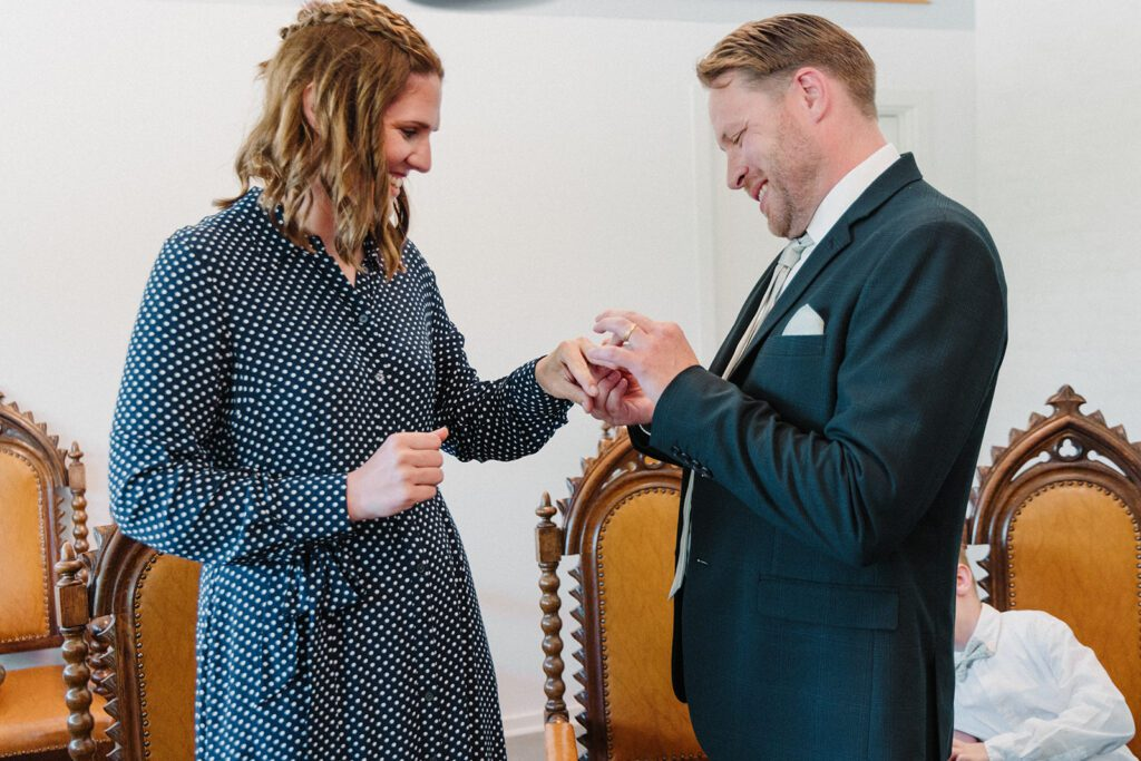 Ein deutsches Paar tauscht während seiner Hochzeit im Standesamt in Rønne auf Bornholm Eheringe aus.