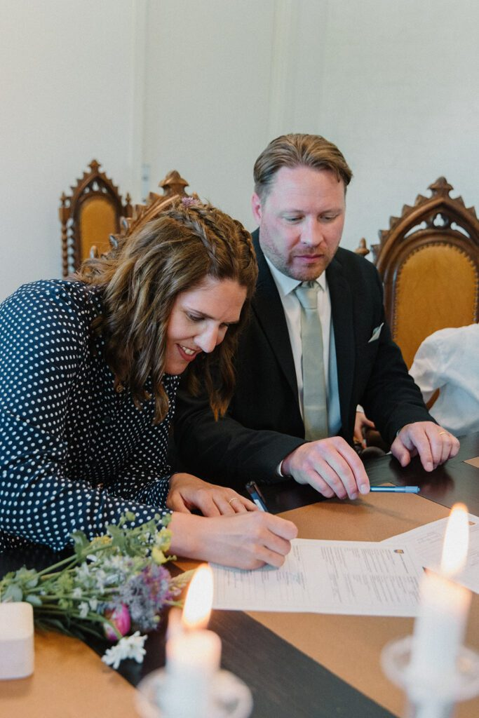 Ein deutsches Paar unterschreibt im Standesamt im dänischen Rønne seine Hochzeitsurkunde nach einer Blitzhochzeit.