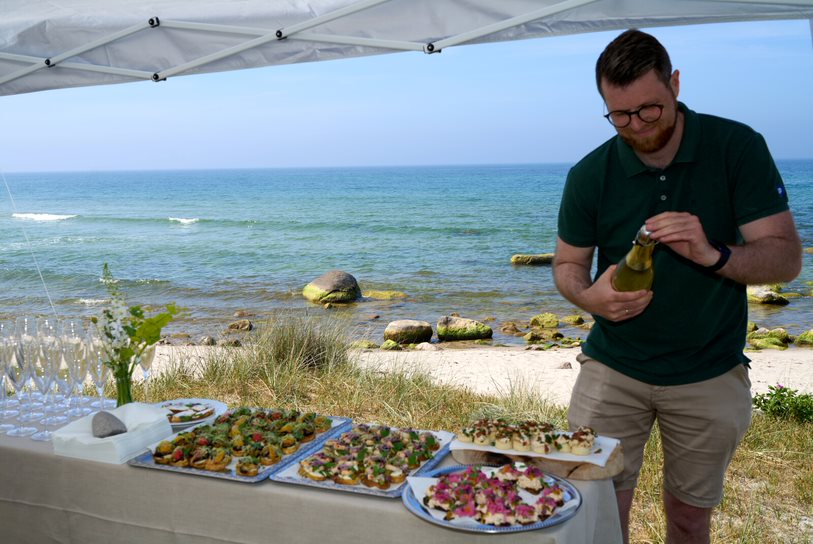 Ein Hochzeitsplaner in Dänemark bereitet das Hochzeitsbuffet für die Ankunft der Hochzeitsgäste auf Bornholm vor.