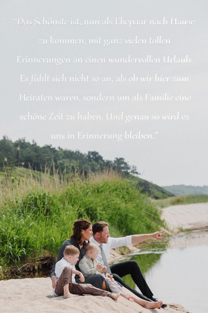 Eine deutsche Familie blickt von der Küste Bornholms auf die Ostsee, nachdem die Eltern auf dem Standesamt in Rønne in einer Blitzhochzeit geheiratet haben.