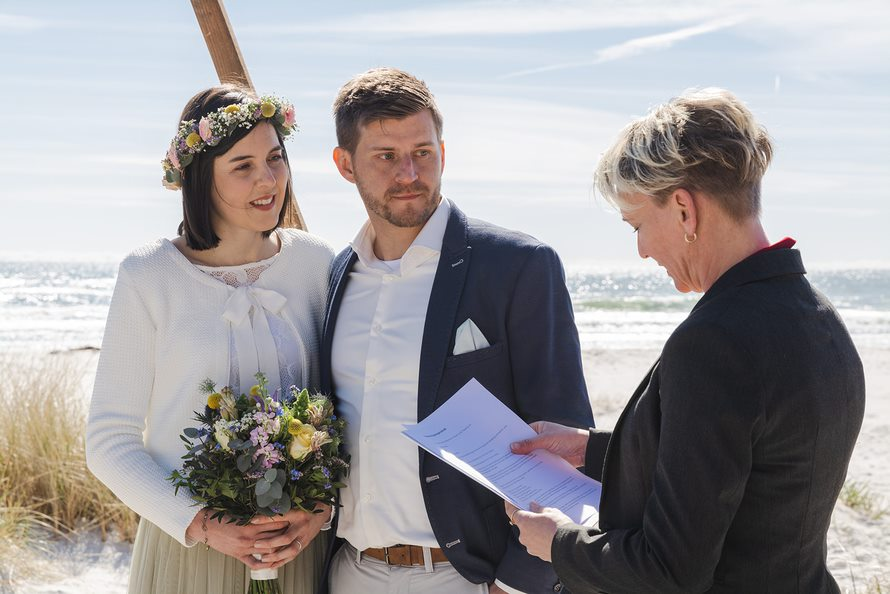 Ein Hochzeitsplaner in Dänemark bereitet ein internationales Paar auf die Hochzeitszeremonie vor.