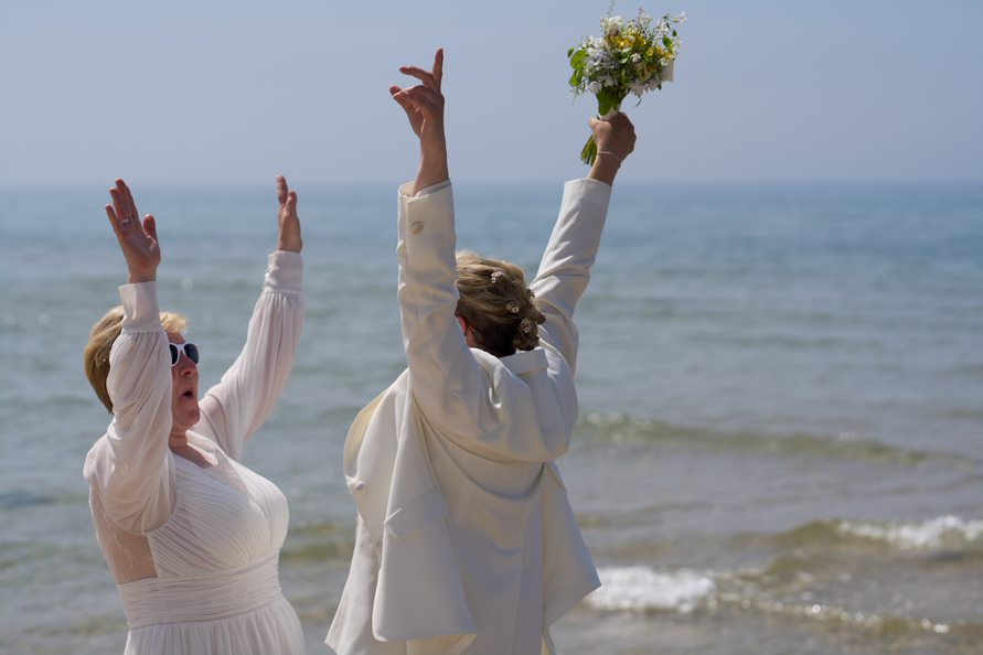 Ein gleichgeschlechtliches Paar feiert seine von einem Hochzeitsplaner in Dänemark arrangierte Trauung.