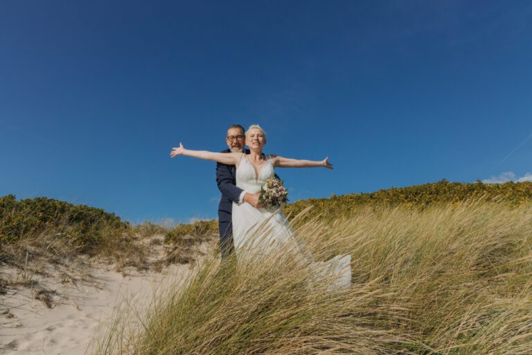 Hochzeitsplaner in Dänemark arrangieren eine Strandhochzeit auf Bornholm.