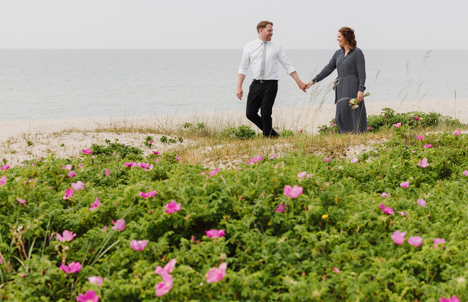 Ein Paar erneuert sein Eheversprechen auf Bornholm in Dänemark.