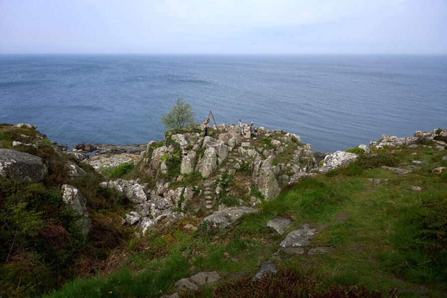 Eine Zeremonie zur Erneuerung des Eheversprechens in Dänemark auf den Klippen der Räuberburg.