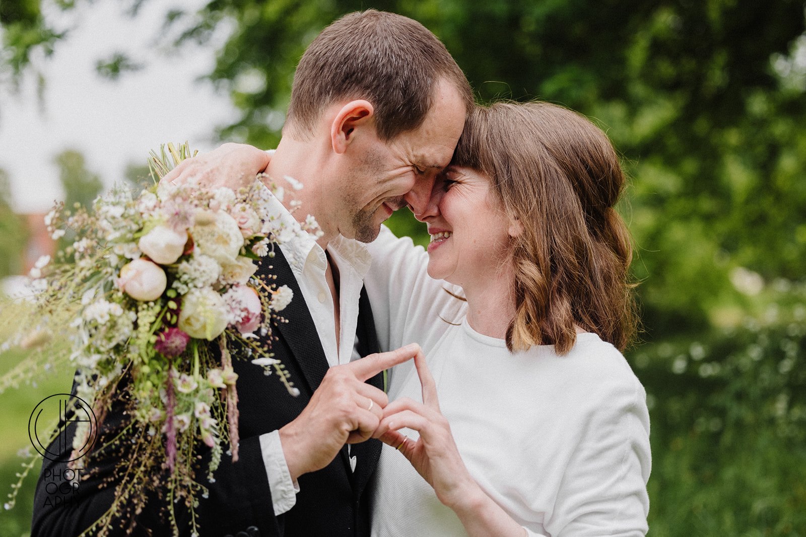 Ein Paar bekräftigt seine Liebe in einer Zeremonie zur Erneuerung des Eheversprechens auf Bornholm.