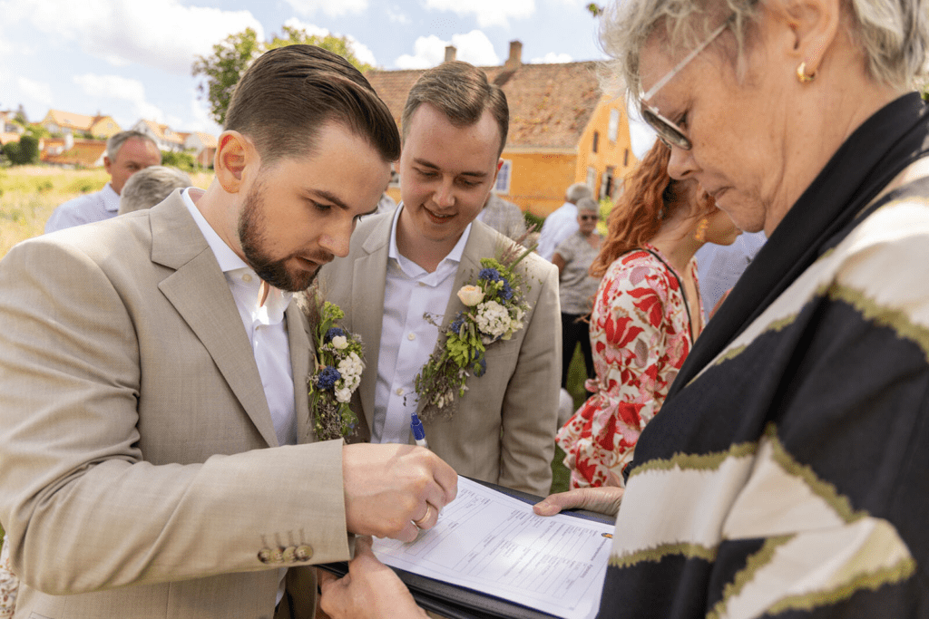 Ein homosexuelles Paar heiratet in Dänemark und unterzeichnet die Papiere.