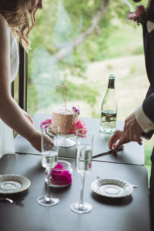 A small wedding cake for an elopement wedding in Denmark.