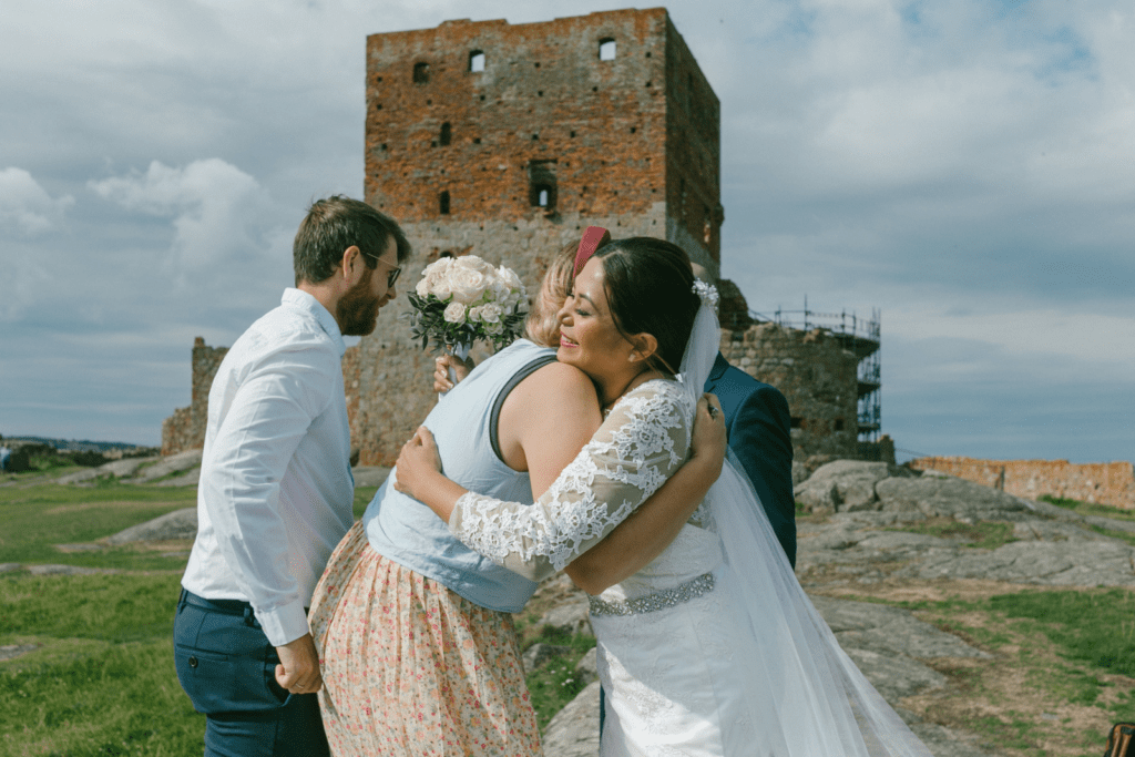 Ein Hochzeitspaar trifft sich mit seinen dänischen Hochzeitsplanern auf Bornholm.