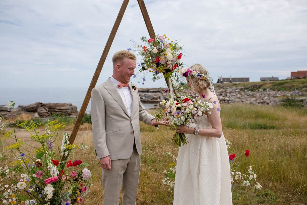 Bunte Blumendekorationen bei einer Blitzhochzeit auf Bornholm.