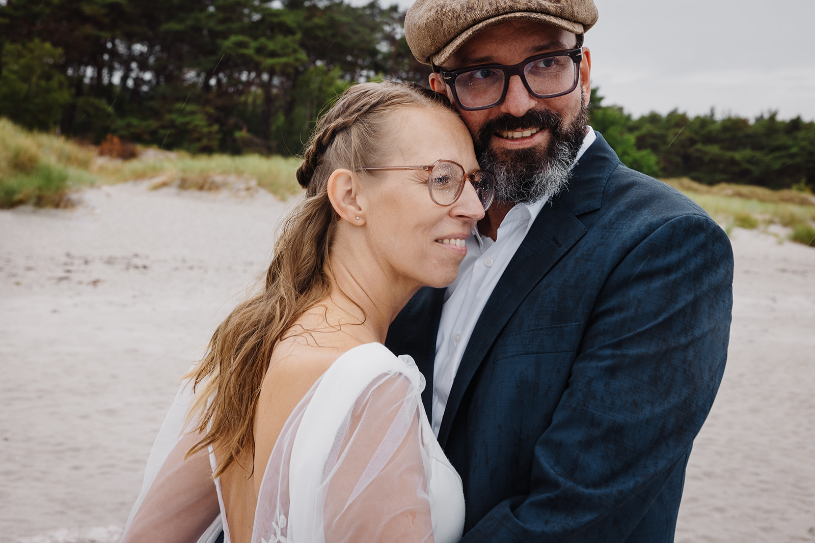 Nahaufnahme eines lächelnden Paares am Strand auf Bornholm.